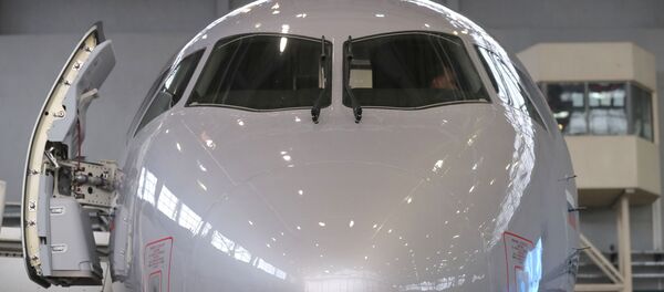 Un avión ruso Sukhoi Superjet 100  - Sputnik Mundo