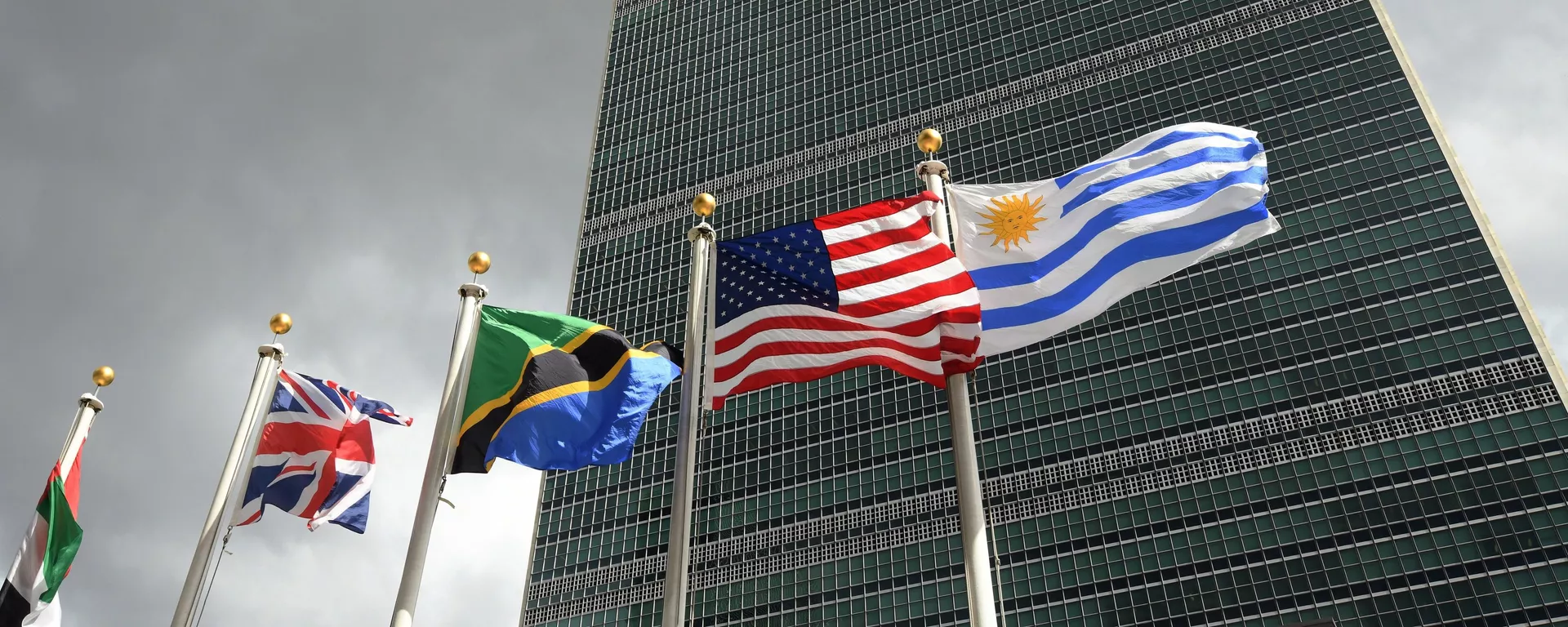 Banderas frente a la sede de la ONU Banderas frente a la sede de la ONU - Sputnik Mundo, 1920, 21.04.2022