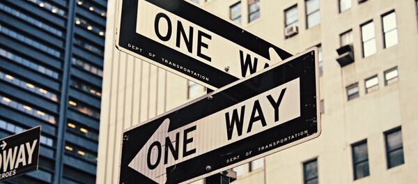 Señales de tráfico de izquierda y de derecha - Sputnik Mundo