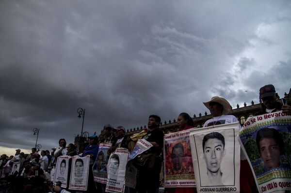 Padres de lo normalistas en el mitin para exigir justicia a cuatro años de la desaparición forzada de 43 estudiantes de Ayotzinapa - Sputnik Mundo