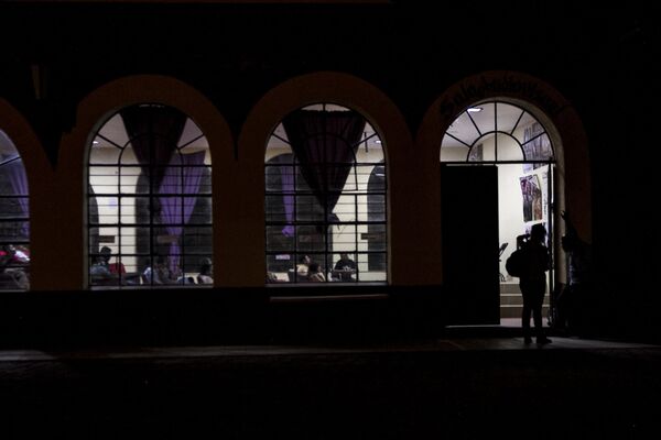 Estudiante en la Normal Rural Isidro Burgos de Ayotzinapa tras años de la desaparición forzada de 43 de sus compañeros - Sputnik Mundo