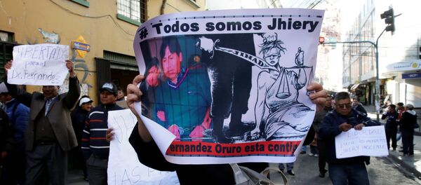 Los manifestantes con carteles demandan la libertad de un pediatra boliviano condenado - Sputnik Mundo