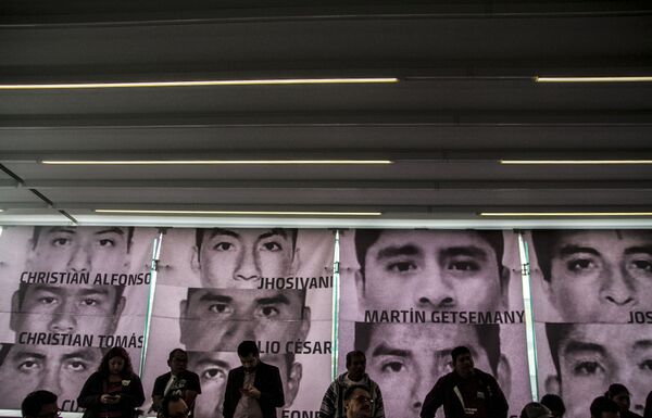 Conferencia de prensa tras la primera reunión del Comité de padres de los 43 con Andrés Manuel López Obrador, presidente electo de México - Sputnik Mundo