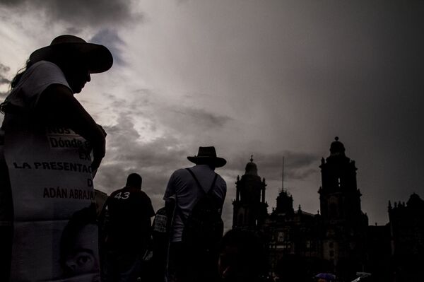 Padres de lo normalistas en el mitin para exigir justicia a cuatro años de la desaparición forzada de 43 estudiantes de Ayotzinapa - Sputnik Mundo
