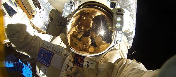 Un cosmonauta ruso en el espacio abierto - Sputnik Mundo