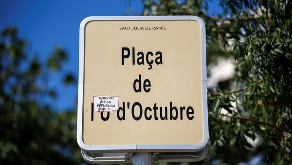 Una placa con el nombre de plaza, dedicado al 1 de Octubre - Sputnik Mundo