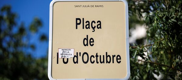 Una placa con el nombre de plaza, dedicado al 1 de Octubre - Sputnik Mundo