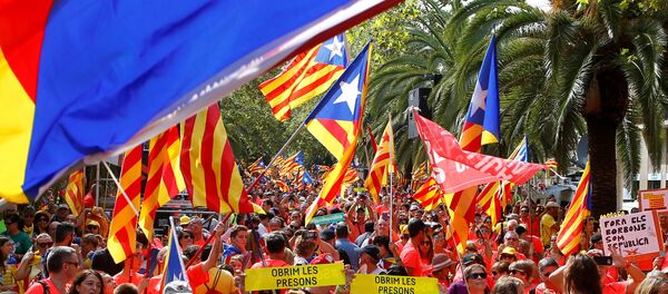 Las banderas independentistas en una manifestación - Sputnik Mundo