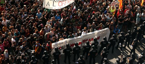 Enfrentamientos entre independentistas y policías en Barcelona - Sputnik Mundo