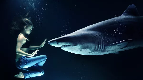 Una mujer y un tiburón - Sputnik Mundo