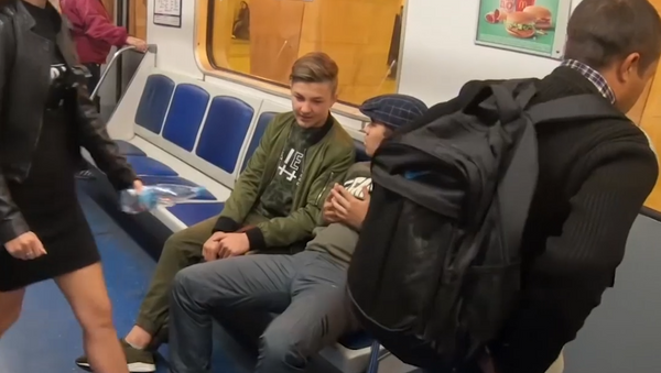 Joven rusa protesta contra el 'manspreading' rociando cloro a la entrepierna de los hombres - Sputnik Mundo