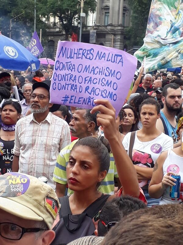 Protesta del movimiento feminista contra Jair Bolsonaro en Rio de Janeiro - Sputnik Mundo
