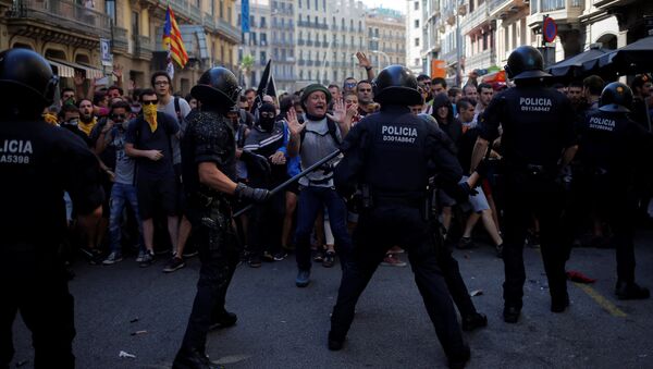 Enfrentamientos entre independentistas y policías en Barcelona - Sputnik Mundo