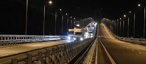 El puente de Crimea, por primera vez con camiones - Sputnik Mundo