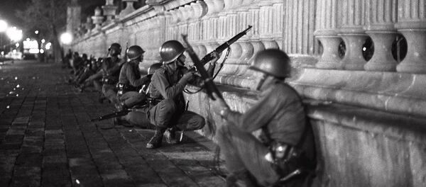 Soldados del Ejército mexicano en la región de la plaza de las Tres Culturas la noche del 2 de octubre de 1968 Soldados del Ejército mexicano en la región de la plaza de las Tres Culturas la noche del 2 de octubre de 1968 - Sputnik Mundo