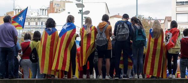 Las personas usan la bandera independista de Cataluña en una protesta (archivo) - Sputnik Mundo