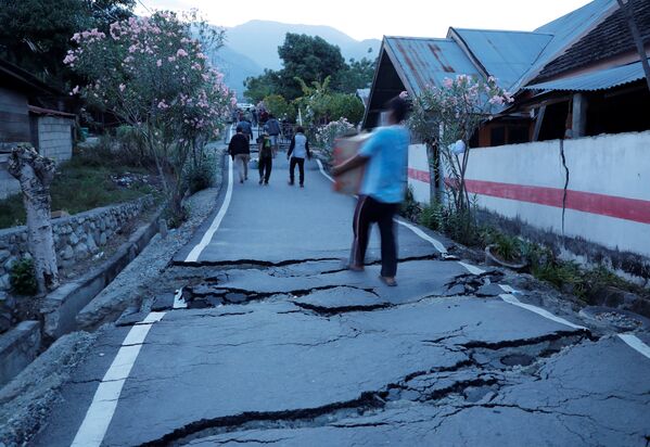 Un devastador tsunami y terremotos arrasan Indonesia - Sputnik Mundo