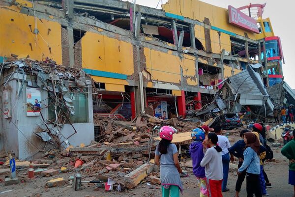 Un devastador tsunami y terremotos arrasan Indonesia - Sputnik Mundo