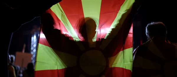 Un manifestante con la bandera de Macedonia - Sputnik Mundo