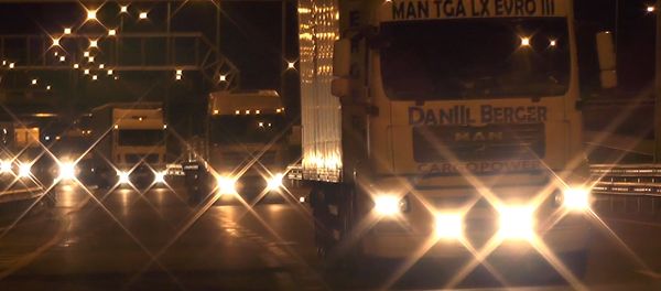 ¡Prueba de peso! Cientos de camiones de carga pasan por el puente de Crimea ¡Prueba de peso! Cientos de camiones de carga pasan por el puente de Crimea - Sputnik Mundo