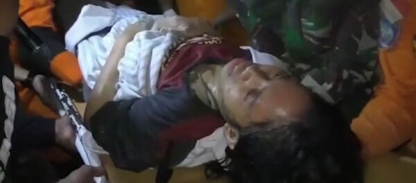 Indonesia se sumerge en el caos y la destrucción tras un tsunami mortal - Sputnik Mundo