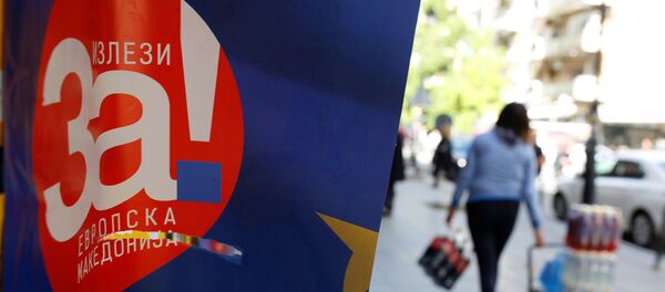 Un póster del referéndum en Macedonia - Sputnik Mundo