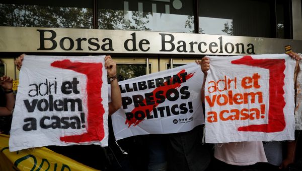 Manifestantes bloquean las puertas de la Bolsa de Barcelona Manifestantes bloquean las puertas de la Bolsa de Barcelona - Sputnik Mundo