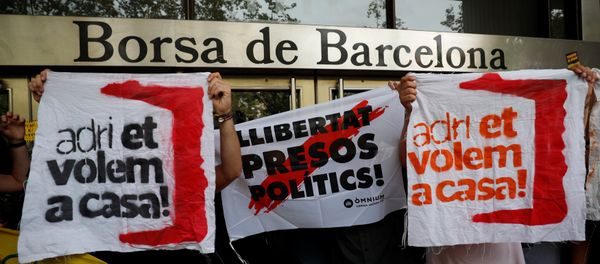 Manifestantes bloquean las puertas de la Bolsa de Barcelona - Sputnik Mundo