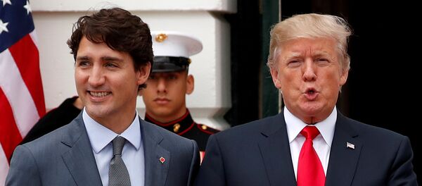 Primer ministro de Canadá, Justin Trudeau, y presidente de EEUU, Donald Trump - Sputnik Mundo