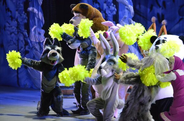 Una escena del espectáculo navideño de Masha y el Oso - Sputnik Mundo