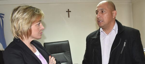 El suboficial Rubén Darío Espínola y la abogada Sonia Kreischer (entrevistada) en el juzgado de Caleta Olivia (Santa Cruz) - Sputnik Mundo