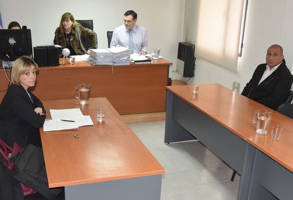 El suboficial Rubén Darío Espínola y la abogada Sonia Kreischer (entrevistada) en el juzgado de Caleta Olivia (Santa Cruz) - Sputnik Mundo