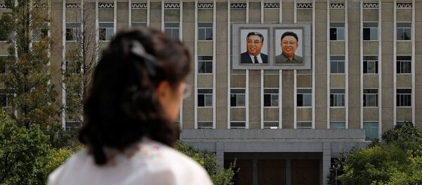 Retratos del fundador de Corea del Norte Kim Il-sung y el exlíder Kim Jong-il en Pyongyang - Sputnik Mundo