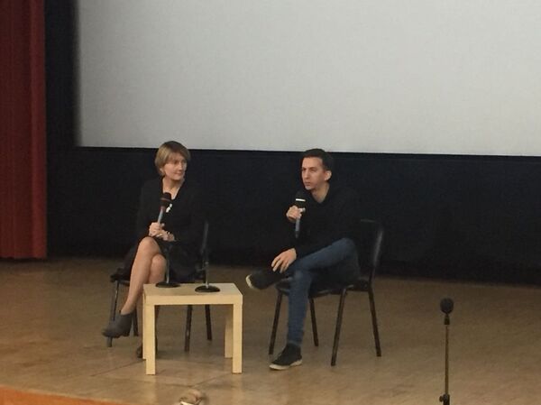 Matías Bize con Tatiana Pigariova, gestora cultural del Instituto Cervantes de Moscú - Sputnik Mundo