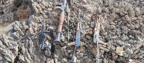 Armas abandonadas por los terroristas en el desierto de Suwaida - Sputnik Mundo