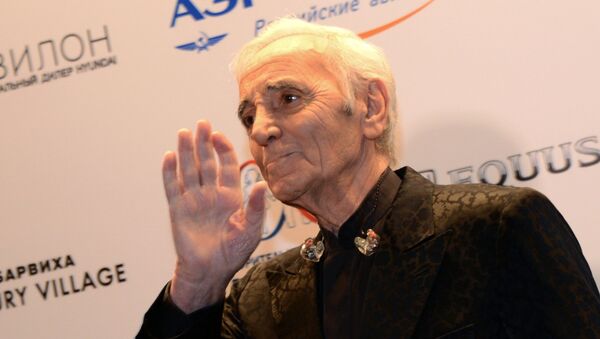 Charles Aznavour, cantante francés - Sputnik Mundo