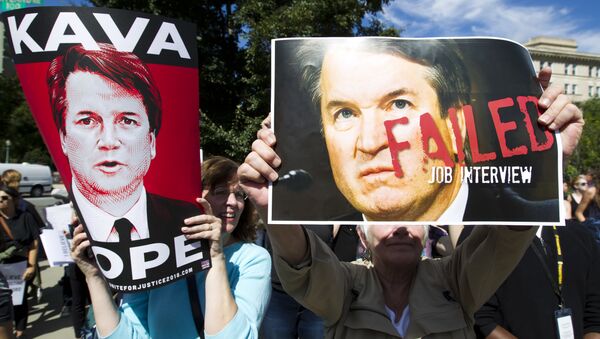 Manifestantes con las fotos de Brett Kavanaugh, candidato al Tribunal Supremo - Sputnik Mundo