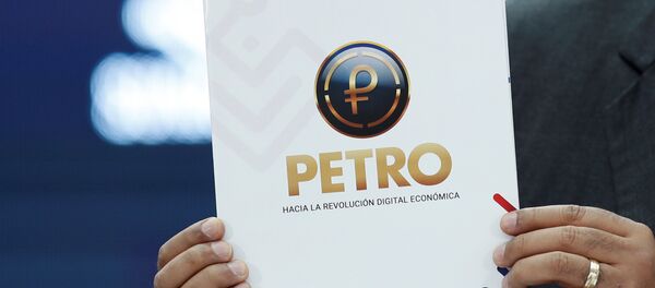 El símbolo del Petro en un documento El símbolo del Petro en un documento - Sputnik Mundo