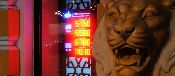 La tasa de cambio del rublo respecto al dólar y el euro (archivo) La tasa de cambio del rublo respecto al dólar y el euro (archivo) - Sputnik Mundo