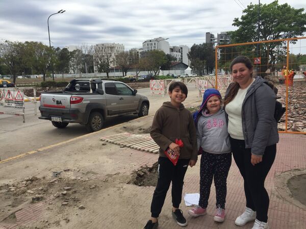 Niños posan ante los edificios construidos para albergar a los atletas de los Juegos Olímpicos de la Juventud que tendrán lugar en Buenos Aires - Sputnik Mundo