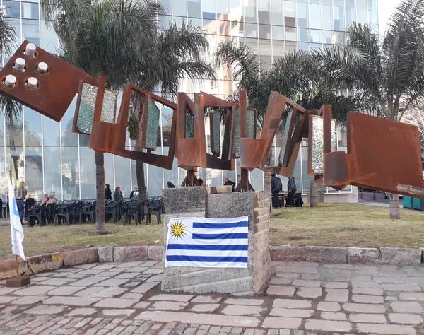 La escultura en homenaje a La cumparsita La escultura en homenaje a La cumparsita - Sputnik Mundo