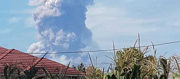 El volcán Soputan, en la isla indonesia de Célebes - Sputnik Mundo