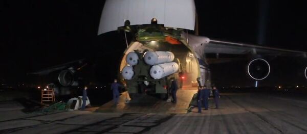 El Ministerio de Defensa de Rusia muestra la descarga de los S-300 entregados a Siria - Sputnik Mundo