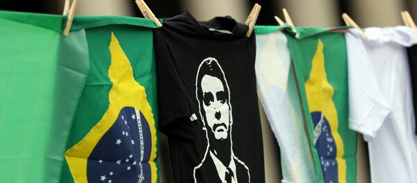 Las banderas de Brasil y camisetas con la imagen del candidato presidencial, Jair Bolsonaro Las banderas de Brasil y camisetas con la imagen del candidato presidencial, Jair Bolsonaro - Sputnik Mundo
