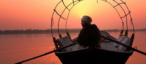 Un indio en el barco en el río Ganges (imagen referencial) - Sputnik Mundo