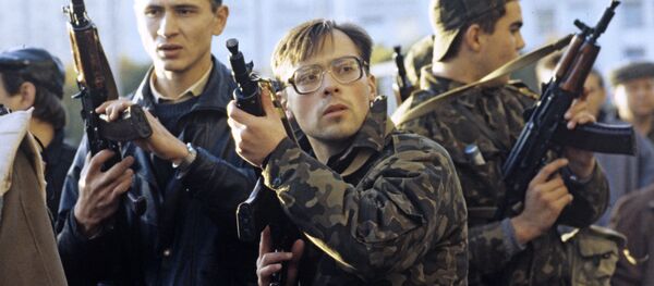 Hombres armados defienden la sede del Sóviet Supremo (archivo) Hombres armados defienden la sede del Sóviet Supremo (archivo) - Sputnik Mundo