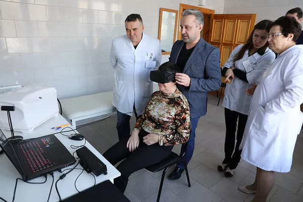 Una paciente prueba el aparato ReviVR Una paciente prueba el aparato ReviVR - Sputnik Mundo