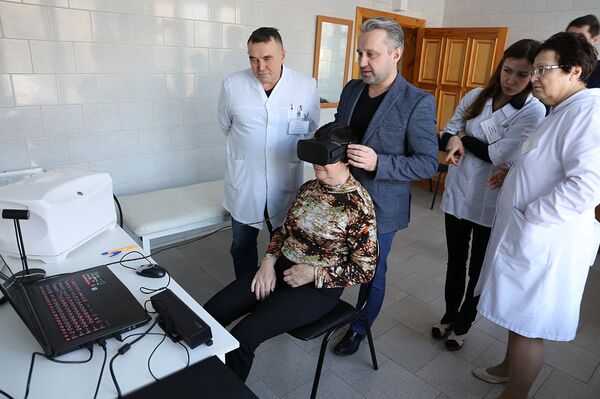 Una paciente prueba el aparato ReviVR - Sputnik Mundo