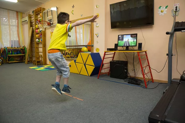 La versión de simulador para niños es un tipo de plataforma de juego que utiliza el sistema de observación de movimientos Microsoft Kinect La versión de simulador para niños es un tipo de plataforma de juego que utiliza el sistema de observación de movimientos Microsoft Kinect - Sputnik Mundo