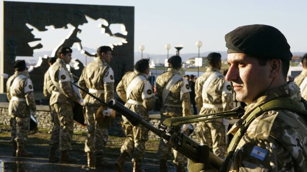 Soldados argentinos en el Monumento a los Soldados Caídos durante la Guerra de las Malvinas, Argentina, 2 de abril de 2007 - Sputnik Mundo